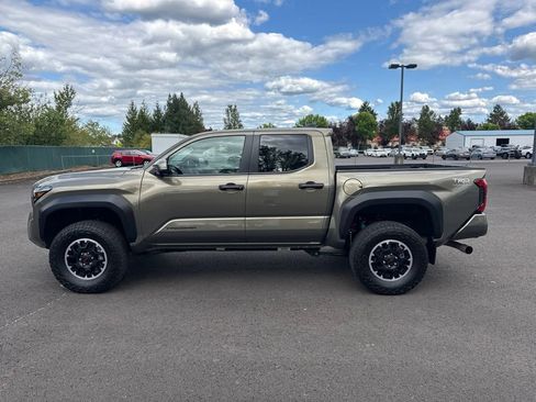 Used 2024 Toyota Tacoma TRD Off-Road w/ TRD Off Road Premium Package AWD/4WD image 4