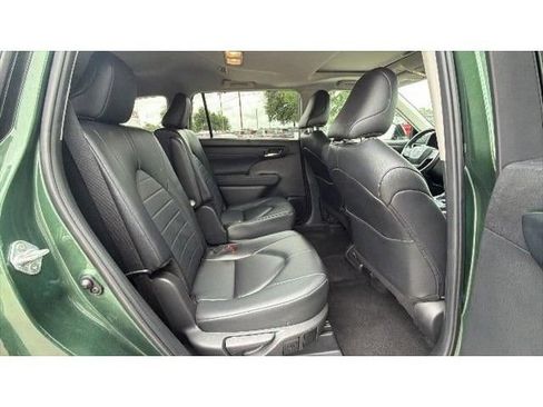 Used 2024 Toyota Highlander XLE FWD image 38