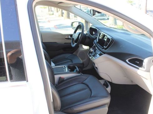 Used 2024 Chrysler Pacifica Touring-L FWD image 18