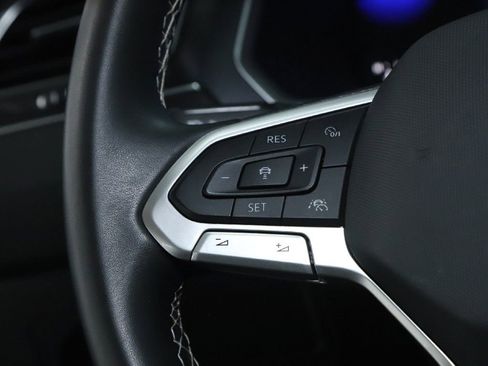 Used 2022 Volkswagen Tiguan SE w/ Panoramic Sunroof Package image 24