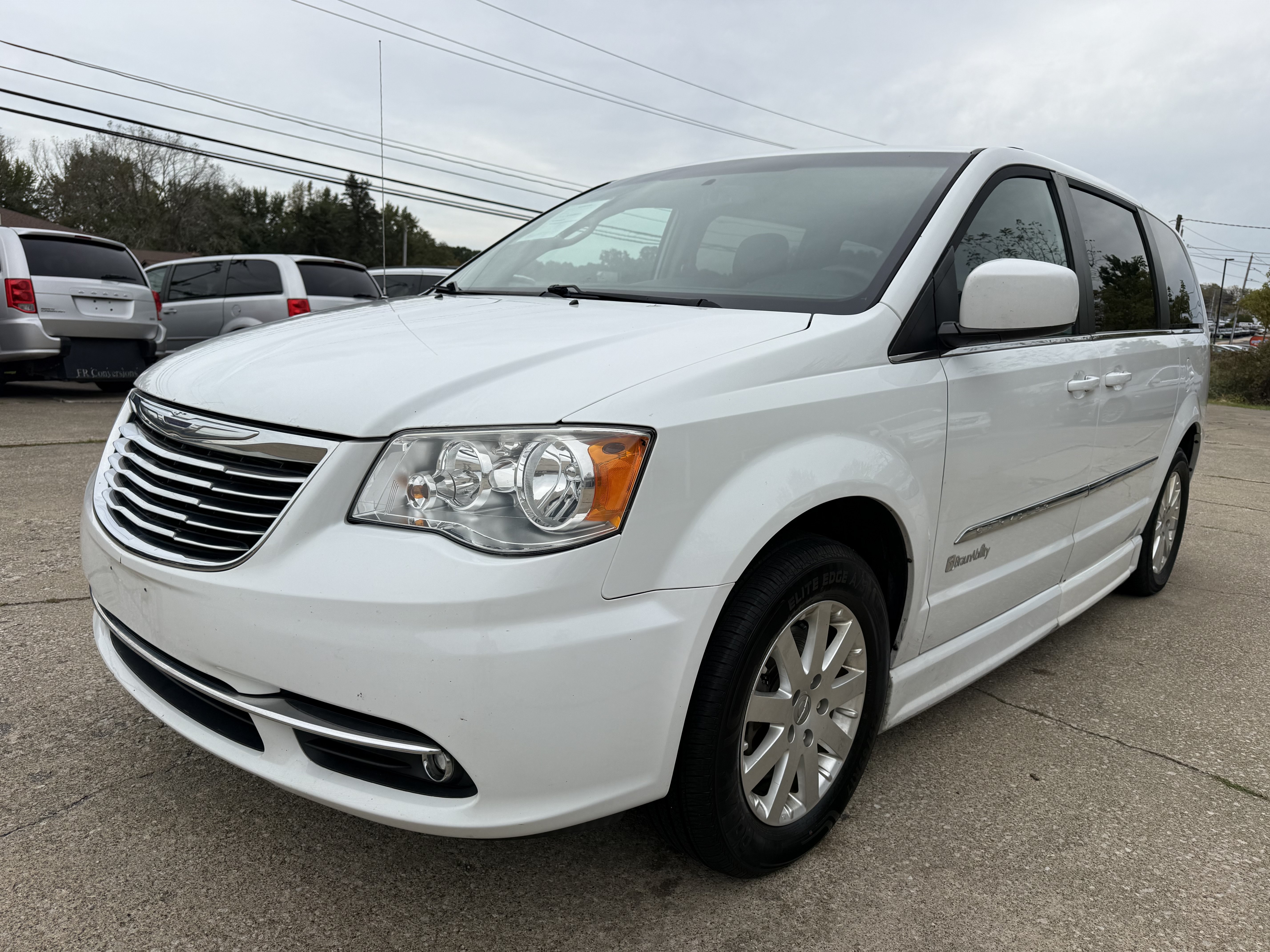 Used 2016 Chrysler Town & Country Touring FWD image 2