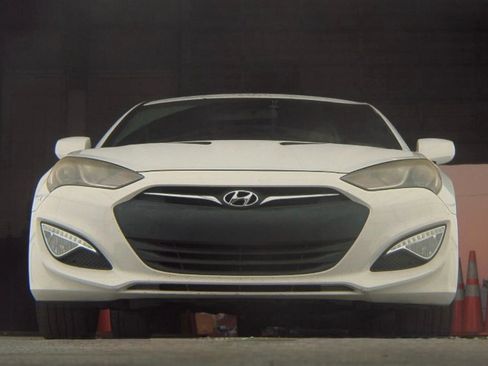 Used 2013 Hyundai Genesis 3.8 image 7