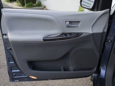 Used 2017 Toyota Sienna XLE Premium FWD image 19