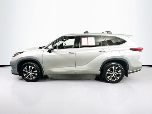 Used 2022 Toyota Highlander XLE AWD/4WD image 4