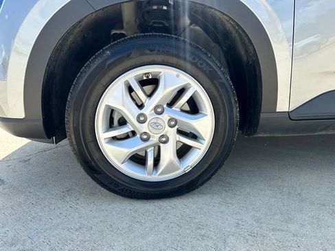 Used 2025 Hyundai Venue SE FWD image 10