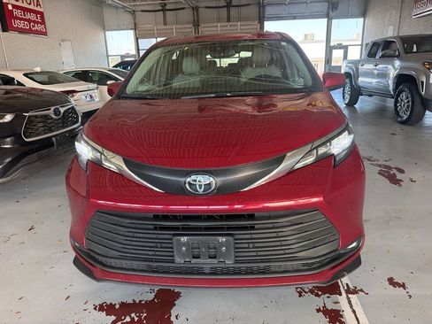 Used 2026 Toyota Sienna XLE FWD image 9