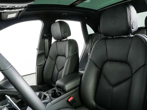 Certified 2026 Porsche Macan AWD/4WD image 5