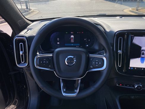 Used 2025 Volvo XC40 B5 Plus image 10