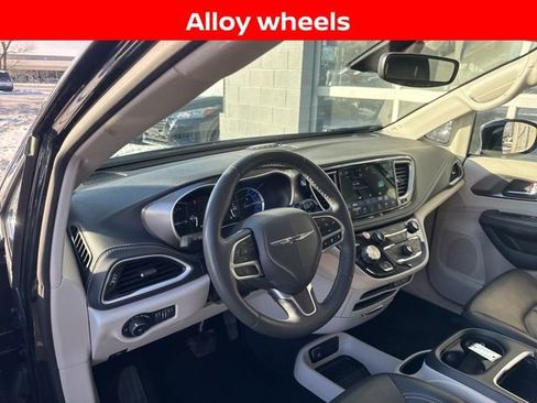 Used 2024 Chrysler Pacifica Select image 10