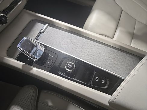 Used 2024 Volvo XC60 T8 Ultimate w/ Protection Package Premier image 11