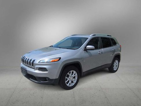 Used 2016 Jeep Cherokee Latitude w/ Cold Weather Group AWD/4WD image 4