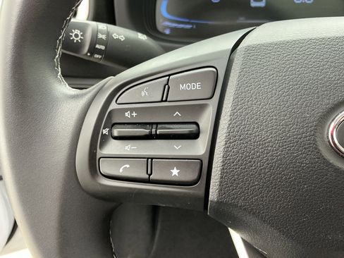 Used 2025 Hyundai Venue SEL image 9