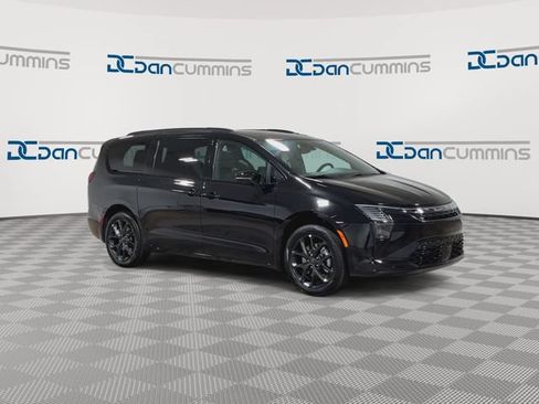 New 2027 Chrysler Pacifica Limited w/ S Appearance Package AWD/4WD image 3