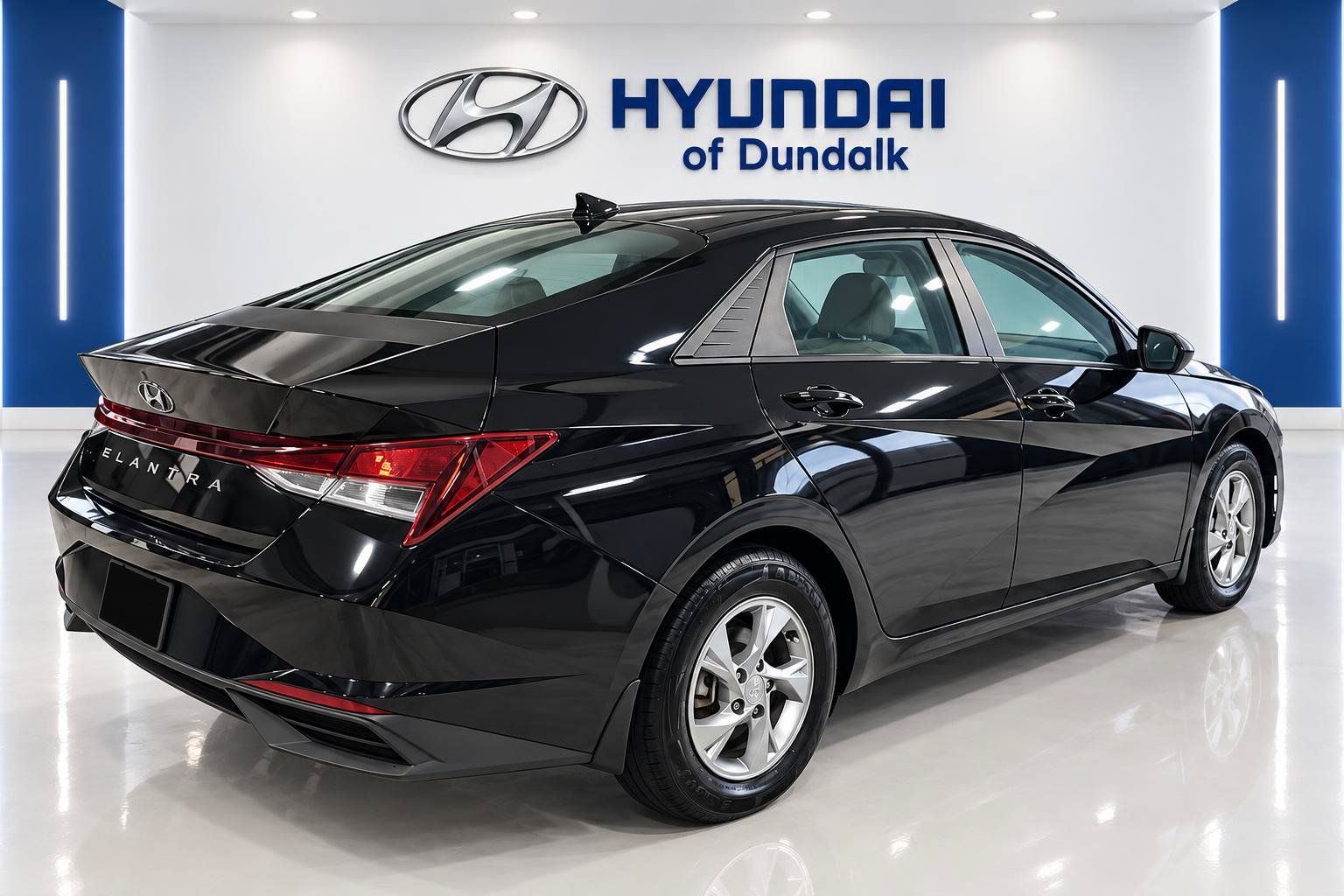Used 2022 Hyundai Elantra SE FWD image 4