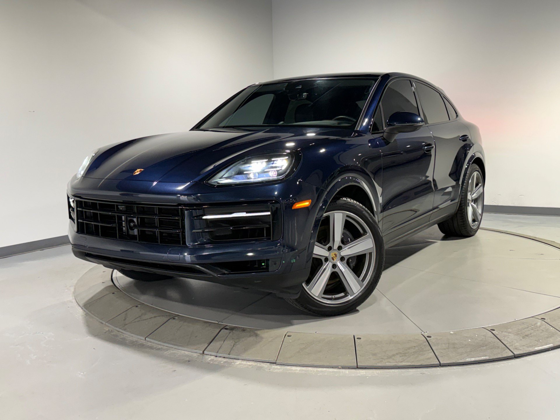 Used 2024 Porsche Cayenne Coupe AWD/4WD image 2