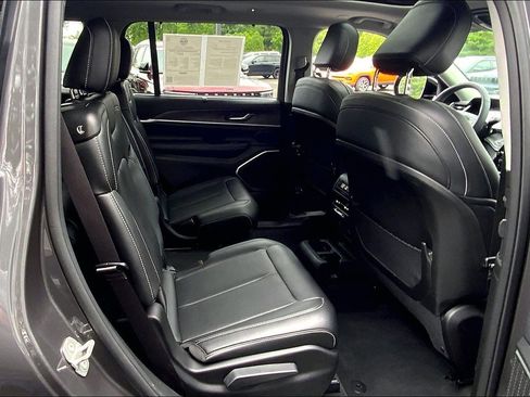 Certified 2023 Jeep Grand Cherokee L Limited w/ Luxury Tech Group II AWD/4WD image 16