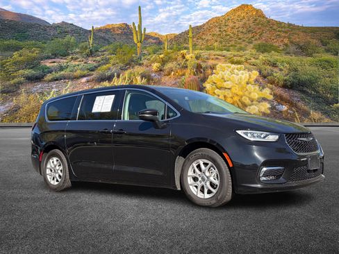 Used 2023 Chrysler Pacifica Touring-L image 2