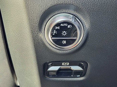 Used 2025 Mercedes-Benz C 300 4MATIC Sedan image 25