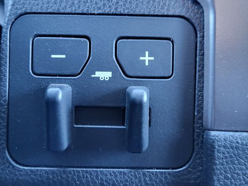 Certified 2025 Toyota Tacoma SR5 image 7