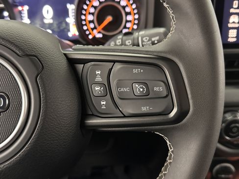 Used 2025 Jeep Wrangler Unlimited Rubicon image 17