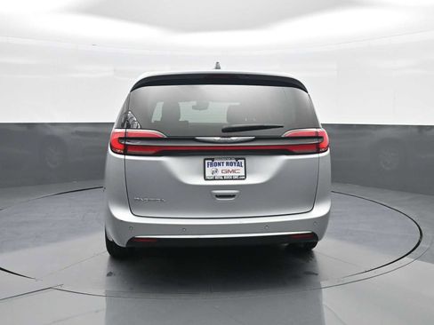 Used 2023 Chrysler Pacifica Touring-L FWD image 6