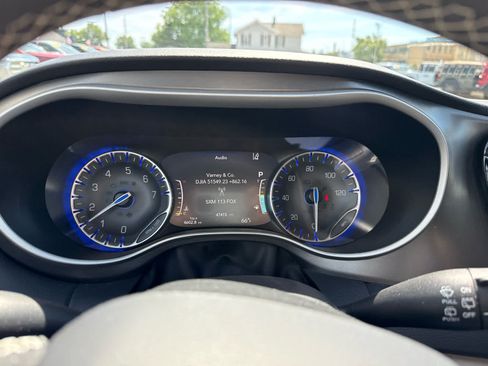 Used 2023 Chrysler Pacifica Touring-L FWD image 20