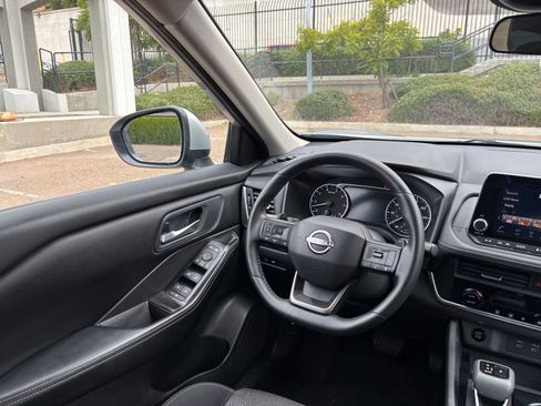 Used 2025 Nissan Rogue SV FWD image 36