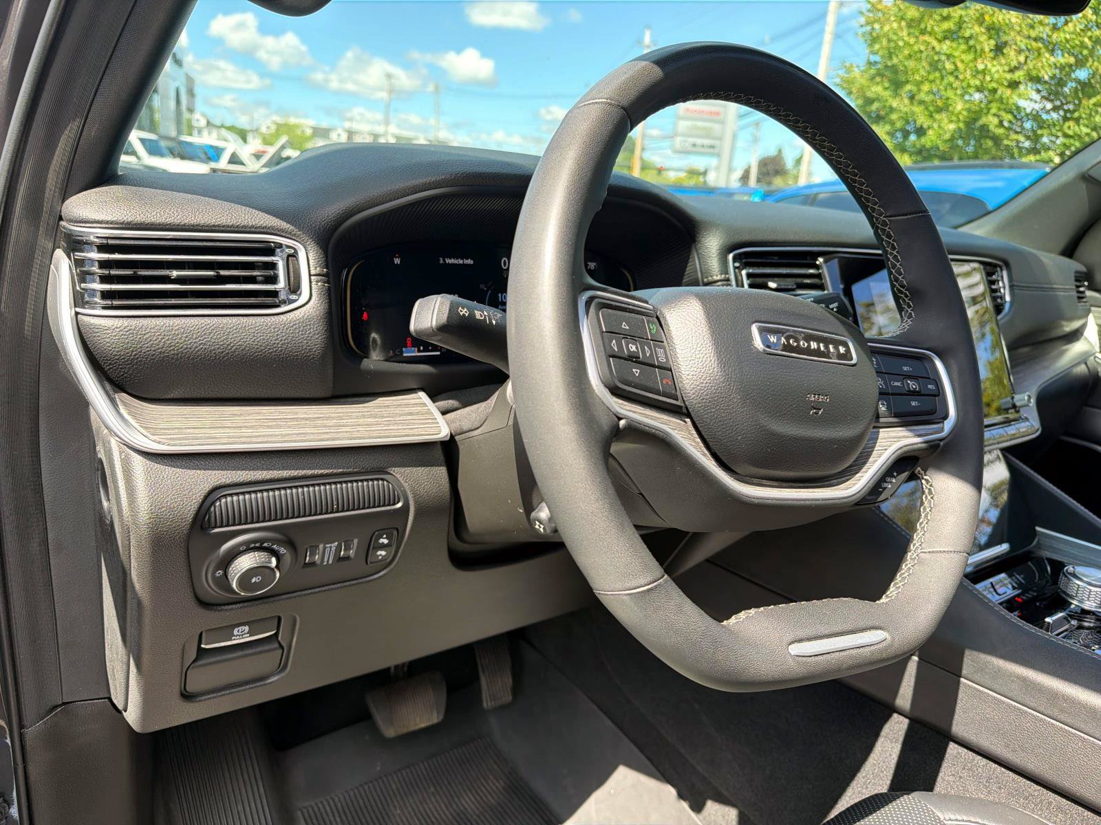 Used 2024 Jeep Wagoneer L Series III w/ Premium Group I AWD/4WD image 16