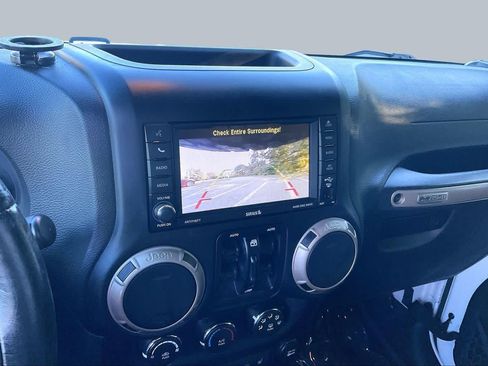 Used 2017 Jeep Wrangler Unlimited Sahara AWD/4WD image 26