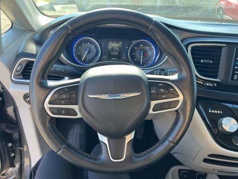Used 2020 Chrysler Pacifica Touring-L image 16