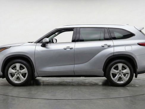 Used 2025 Toyota Highlander LE image 5