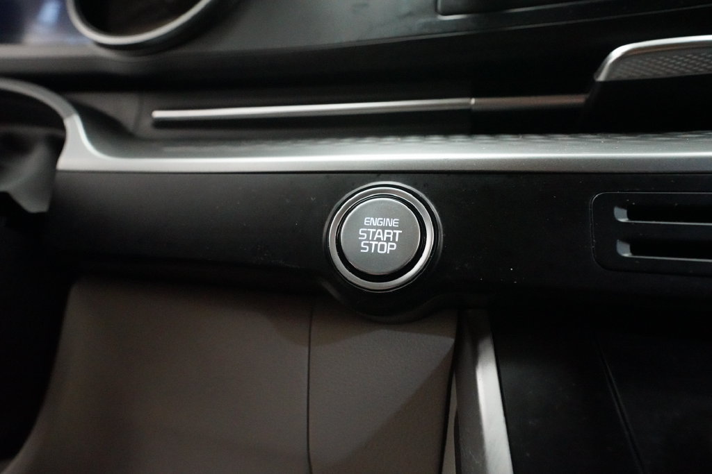 Used 2024 Kia Carnival LX FWD image 30