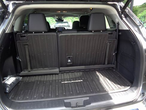 Used 2022 Toyota Highlander XLE AWD/4WD image 17
