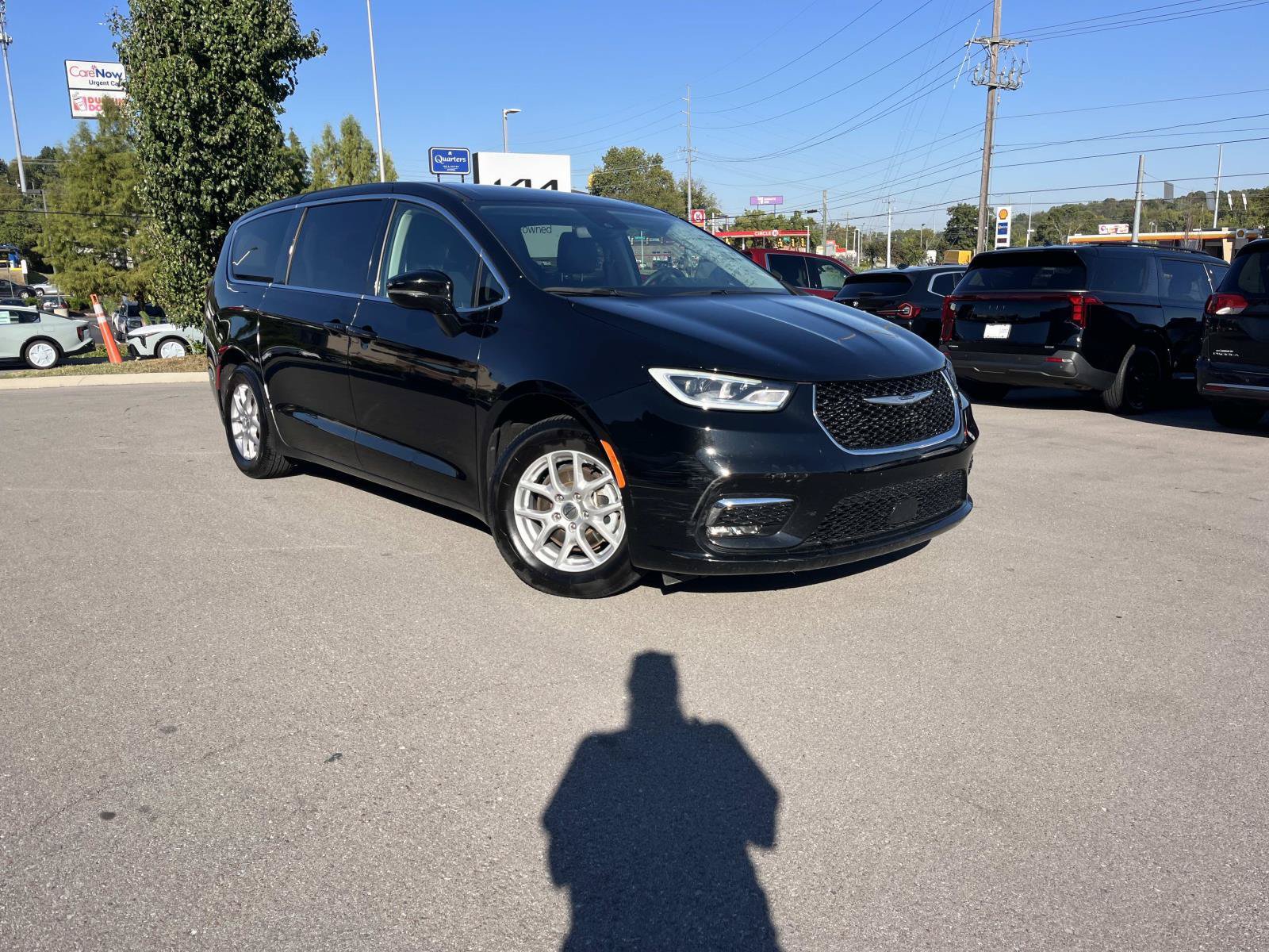 Used 2024 Chrysler Pacifica Touring-L FWD image 1