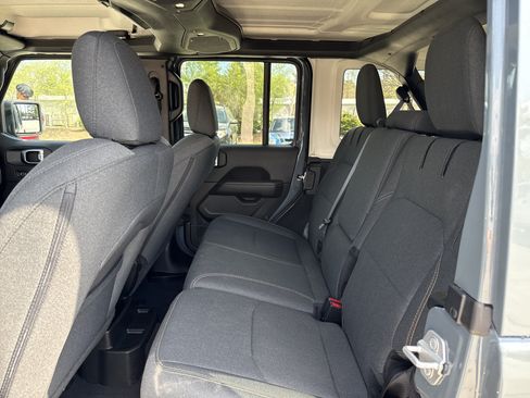 Used 2025 Jeep Wrangler Unlimited Sahara w/ Safety Group AWD/4WD image 28