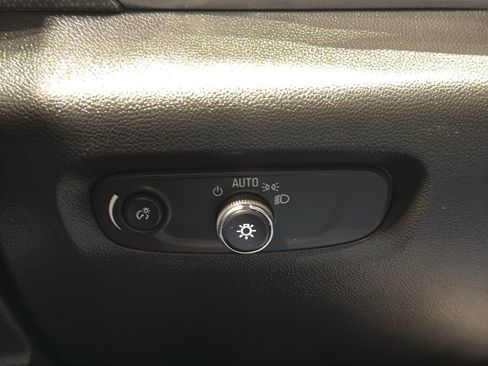 Used 2023 Chevrolet Traverse Premier image 36