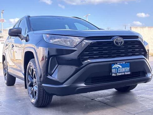Used 2021 Toyota RAV4 LE FWD image 10