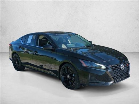 Used 2023 Nissan Altima 2.5 SR w/ SR Premium Package FWD image 3
