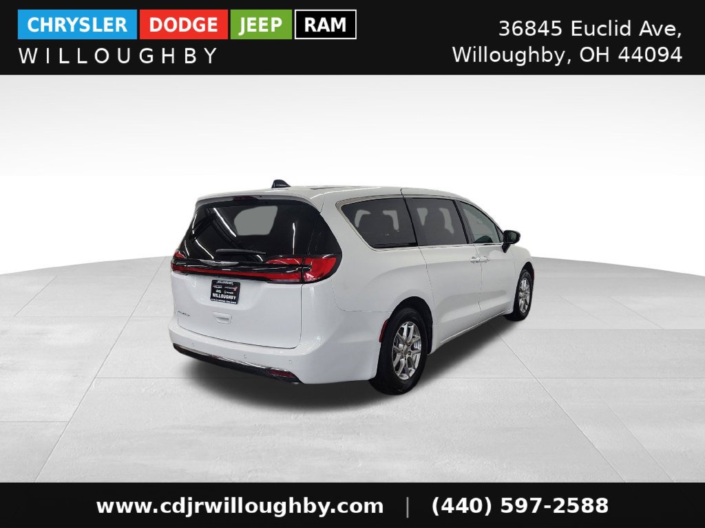 Used 2025 Chrysler Pacifica Select FWD image 9