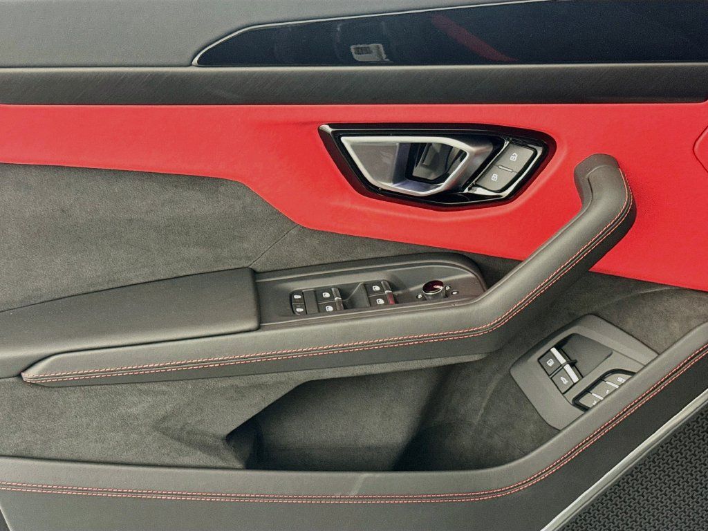 Used 2026 Lamborghini Urus SE AWD/4WD image 18