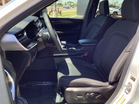 Used 2024 Jeep Grand Cherokee Laredo X w/ Trailer Tow Package image 8