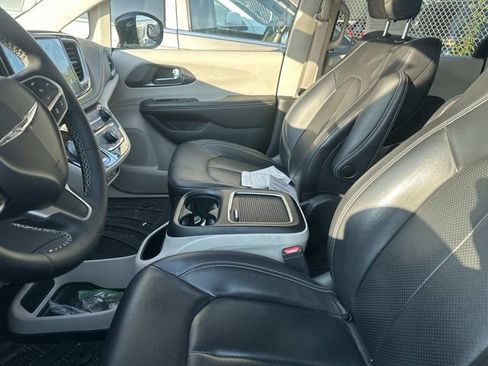 Used 2022 Chrysler Pacifica Touring-L FWD image 5