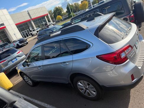 Used 2017 Subaru Outback 2.5i Premium AWD/4WD image 3
