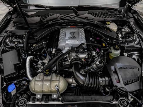 Used 2020 Ford Mustang Shelby GT500 w/ Technology Package RWD image 3