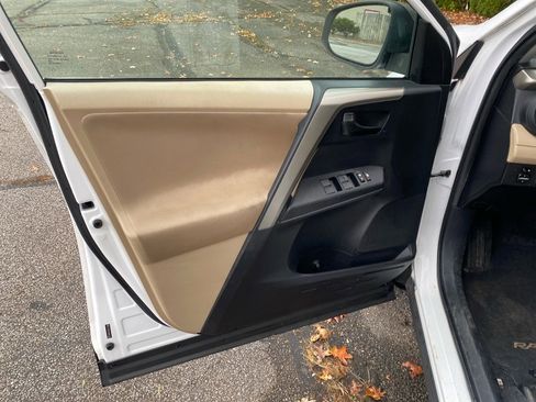 Used 2013 Toyota RAV4 LE image 9