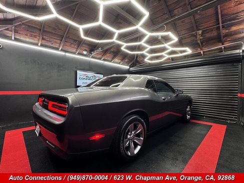 Used 2015 Dodge Challenger SXT RWD image 3