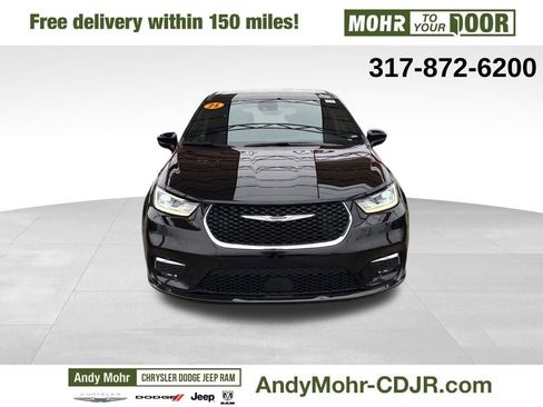 Used 2025 Chrysler Pacifica Select image 2