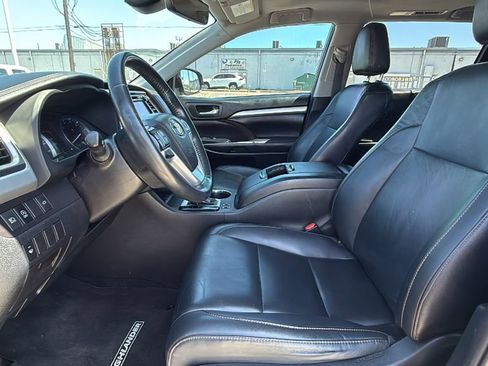 Used 2019 Toyota Highlander XLE FWD image 10