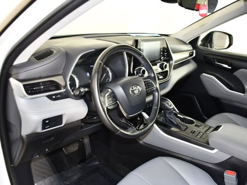 Used 2021 Toyota Highlander XLE image 38