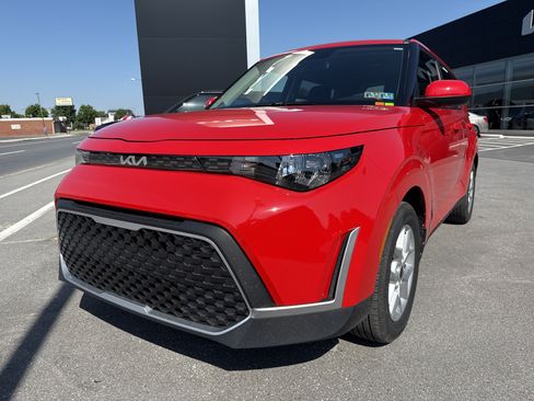 Certified 2025 Kia Soul LX w/ LX Technology Package FWD image 8